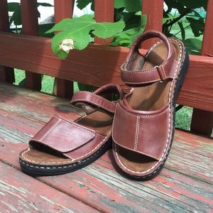 ‘Minnetonka’ Brown Leather Sandals.